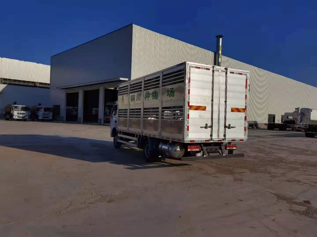 Ciężar&oacute;wka do transportu bydła ze stopu aluminium Dongfeng Dolica