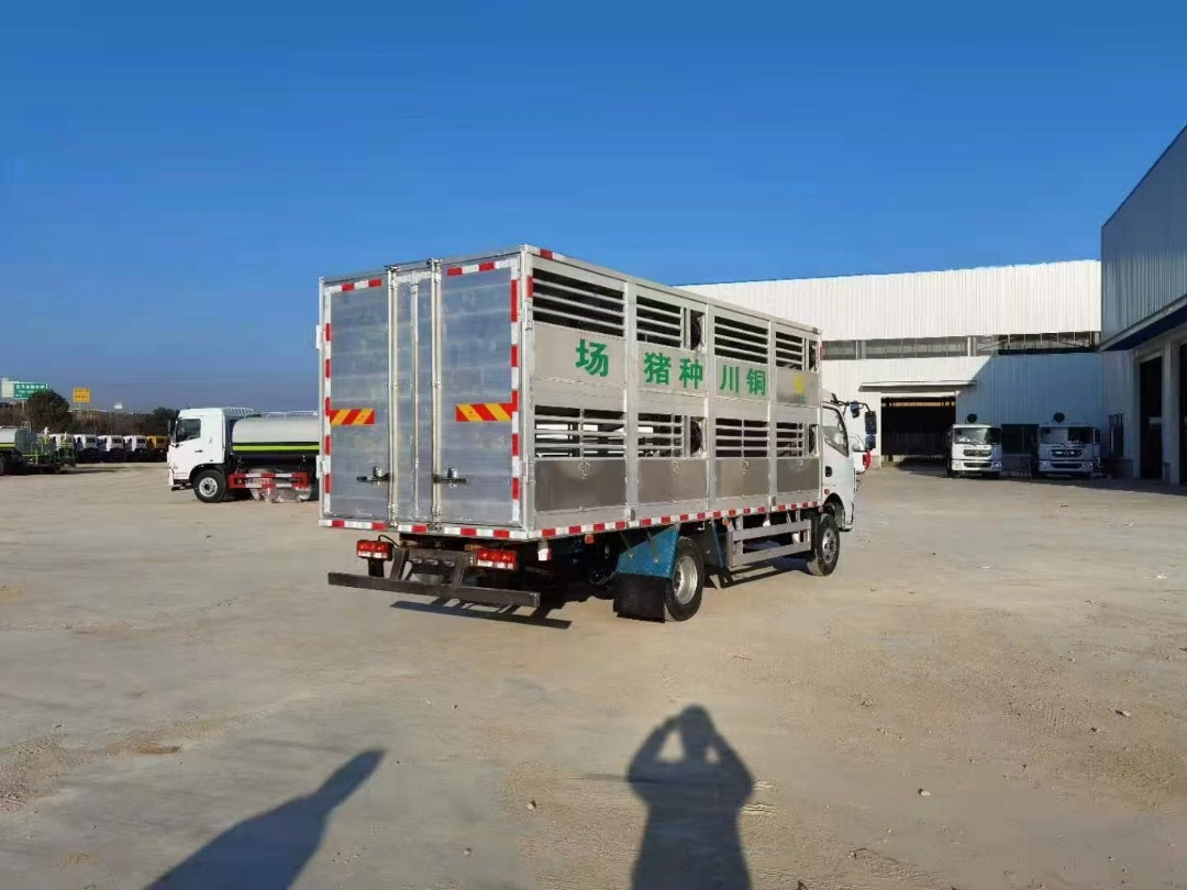 Ciężar&oacute;wka do transportu bydła ze stopu aluminium Dongfeng Dolica