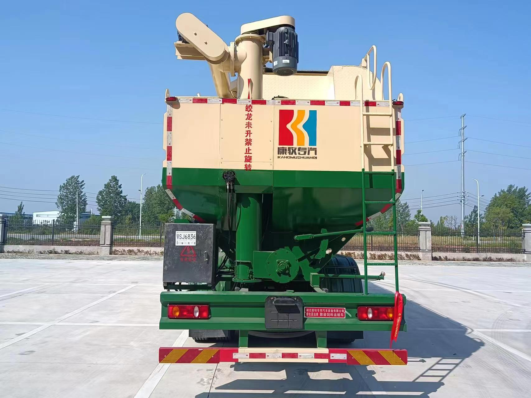 Dongfeng 4-osni tovornjak za krmo v razsutem stanju