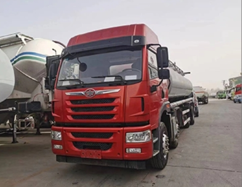 Tankowanie cysterny do transportu paliwa LPG