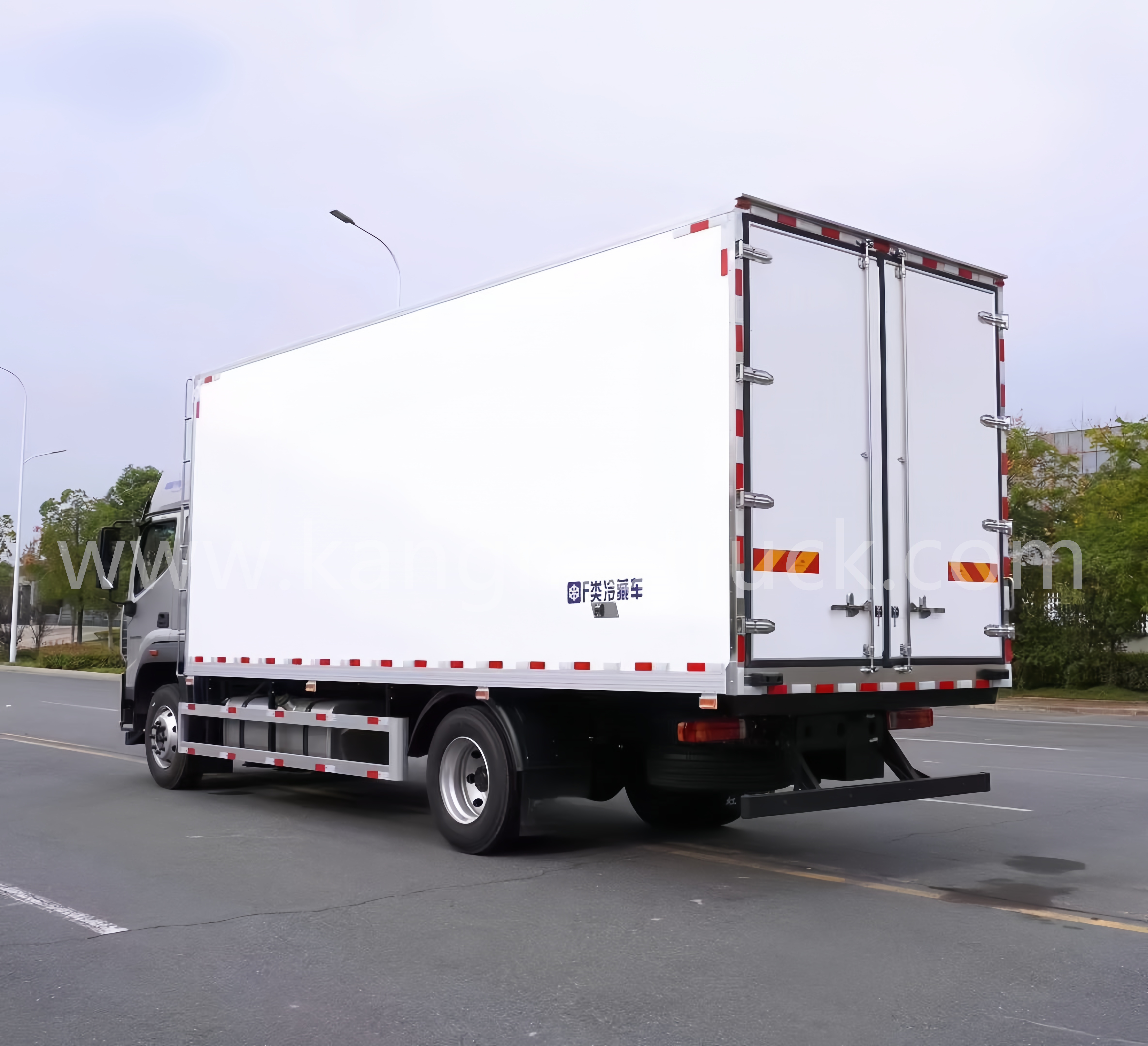 شاحنة مبردة FOTON 6.8M 300HP 